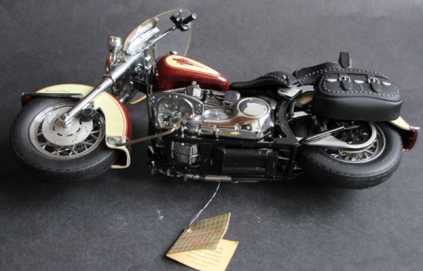 Franklin Mint Harley Davidson Heritage Softail 1985 DieCast Model (8622)
